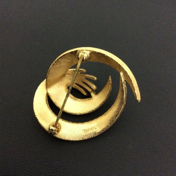 Vintage Trifari Goldtone Crown Brooch Pin Double Swirl Signed 80s Jewelry - Picture 5 of 5